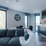 Bright Centre 2-bed Apt, Super-fast Wifi
