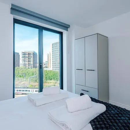 Bright Centre 2-bed Apt, Super-fast Wifi