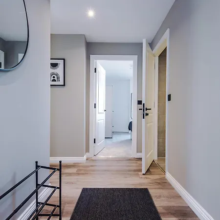 Apartment Centre 2br Apt, 7th-floor Views