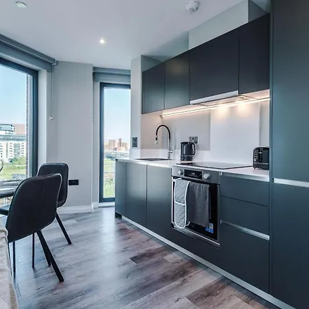 Bright Centre 2-bed Apt, Super-fast Wifi *