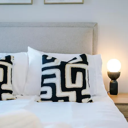 Bright Centre 2-bed Apt, Super-fast Wifi