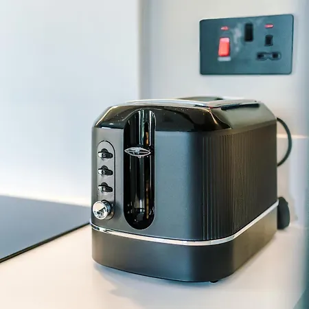 Bright Centre 2-bed Apt, Super-fast Wifi