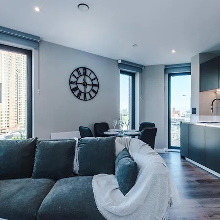 Bright Centre 2-bed Apt, Super-fast Wifi