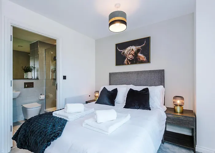 Bright Centre 2-bed Apt, Super-fast Wifi