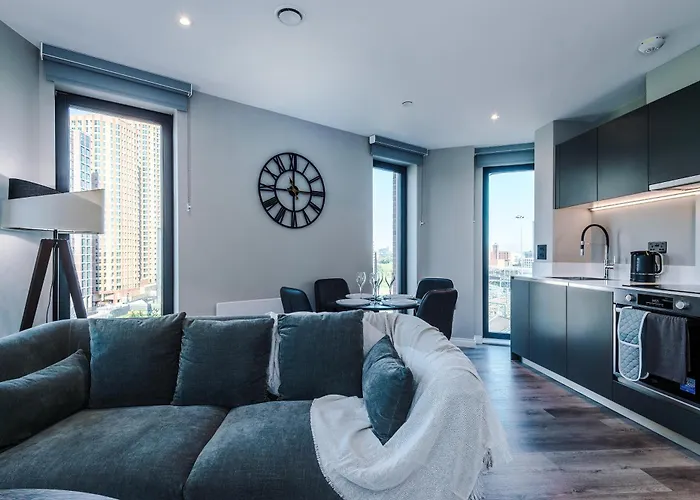 Bright Centre 2-bed Apt, Super-fast Wifi