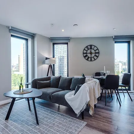 Bright Centre 2-bed Apt, Super-fast Wifi 아파트 *