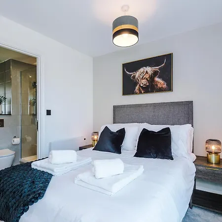 Bright Centre 2-bed Apt, Super-fast Wifi