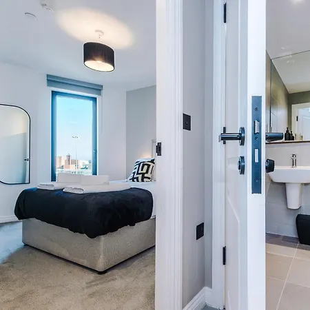 Bright Centre 2-bed Apt, Super-fast Wifi *