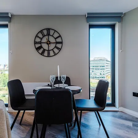 Bright Centre 2-bed Apt, Super-fast Wifi *