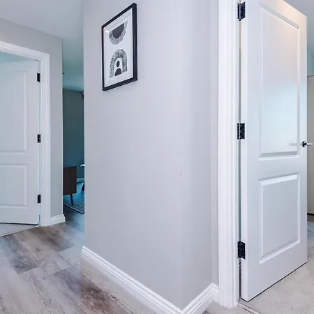 Bright Centre 2-bed Apt, Super-fast Wifi 아파트 *