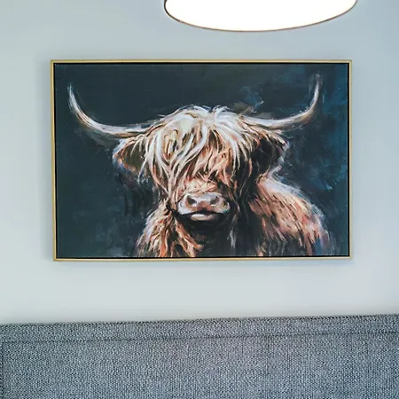 Bright Centre 2-bed Apt, Super-fast Wifi